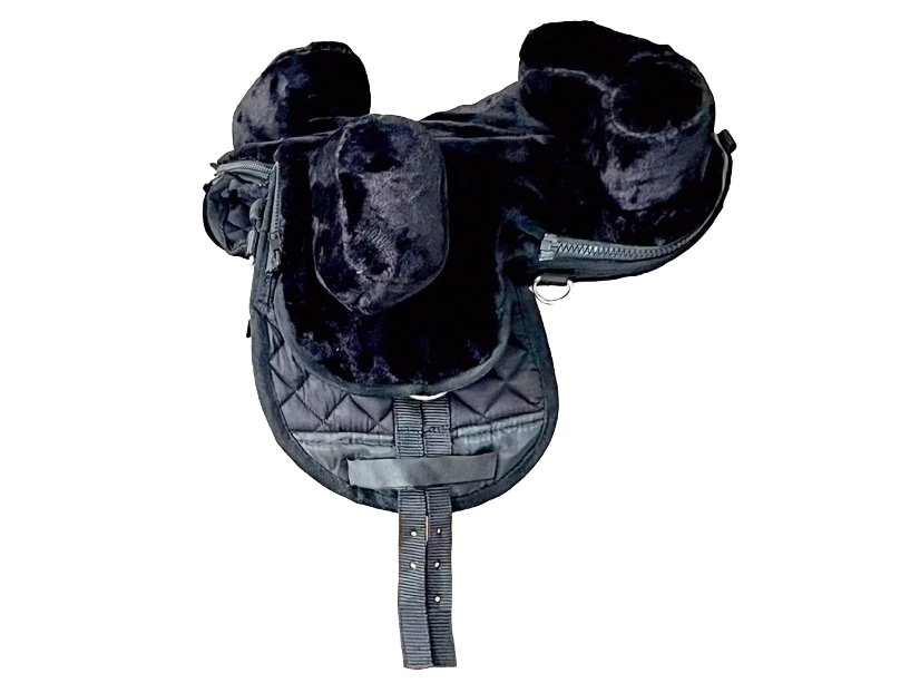 Erlebe ein völlig neues Reitgefühl mit dem Kunstfellsattel speziell für Holzpferde und Minipferde
Der Kunstfellsatt