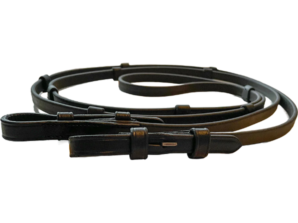Der gut in der Hand liegende und mit Zaumhaken versehene Zügel, wird aus dem hochqualitativen und handfreundlichen Biothane® Material gefertigt, das zudem sehr pflegeleicht und langlebig ist