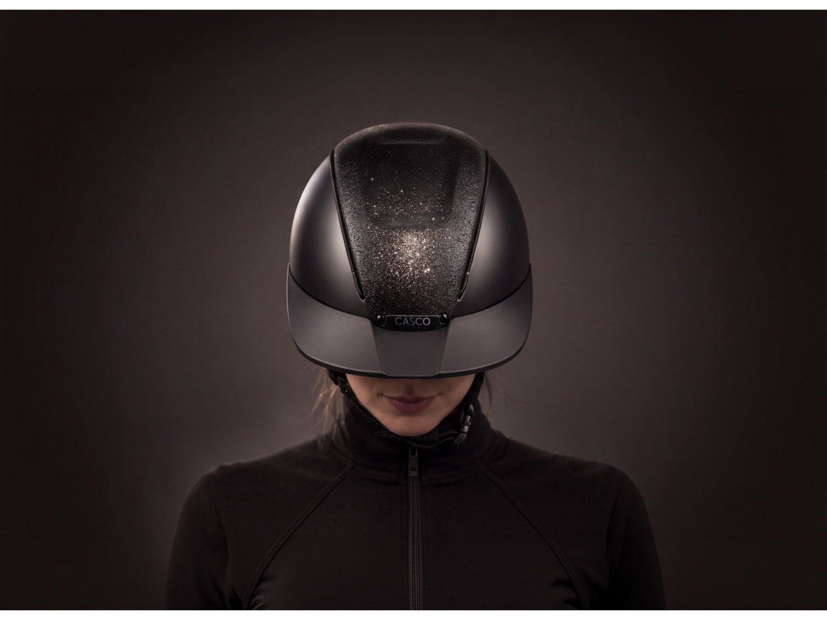 Casco DUELL Glimmer Shade an Reiterin, Vorderansicht