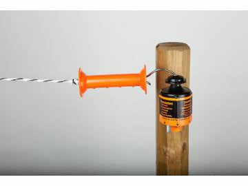 Bei der Zeitschltuhr hast Du die Wahl zwischen dem Feed-X GT-6 und dem GT-12. Sie unterscheiden sich allein dadurch, dass sie Dir entweder eine Verzögerung von bis zu 6 oder 12 Stunden ermöglichen. Die Zeitschaltuhren sind für alle Lösungen von Feed-X geeignet. Ihr rein mechanischer Aufbau funktioniert technisch gesehen ähnlich dem einer Eieruhr. Daher ist keinerlei Stormversorgung für den Betrieb erforderlich und Ausfälle dadurch werden vermieden.