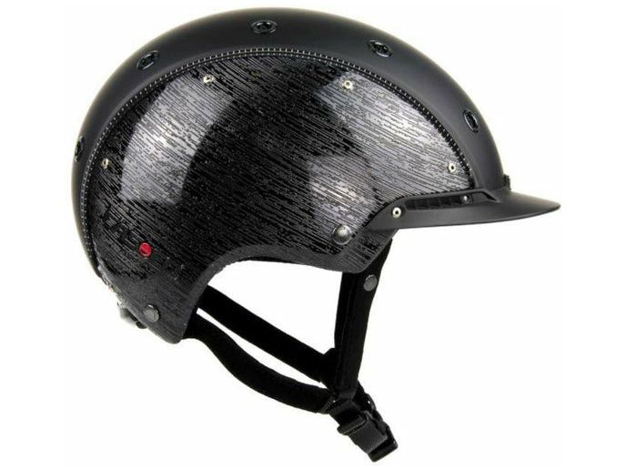 Reithelm Champ-3 BrushKleine Helmform - chic und sportlich Edel die Brush Optik und die übernähte Bereimung Champ-3, jetzt auch mit MyStyle-Wechselstreifen - weitere Farben oder Swarovski Kristallstreifen unter Zubehör erhältlich Wasch- und wechselbare Polsterung Disk-Fit Vario Größenverstellung Plus an Sicherheit durch weit nach unten gezogenes Heck Inklusive Helmbox Winter-Set optional erhältlich unter Zubehör