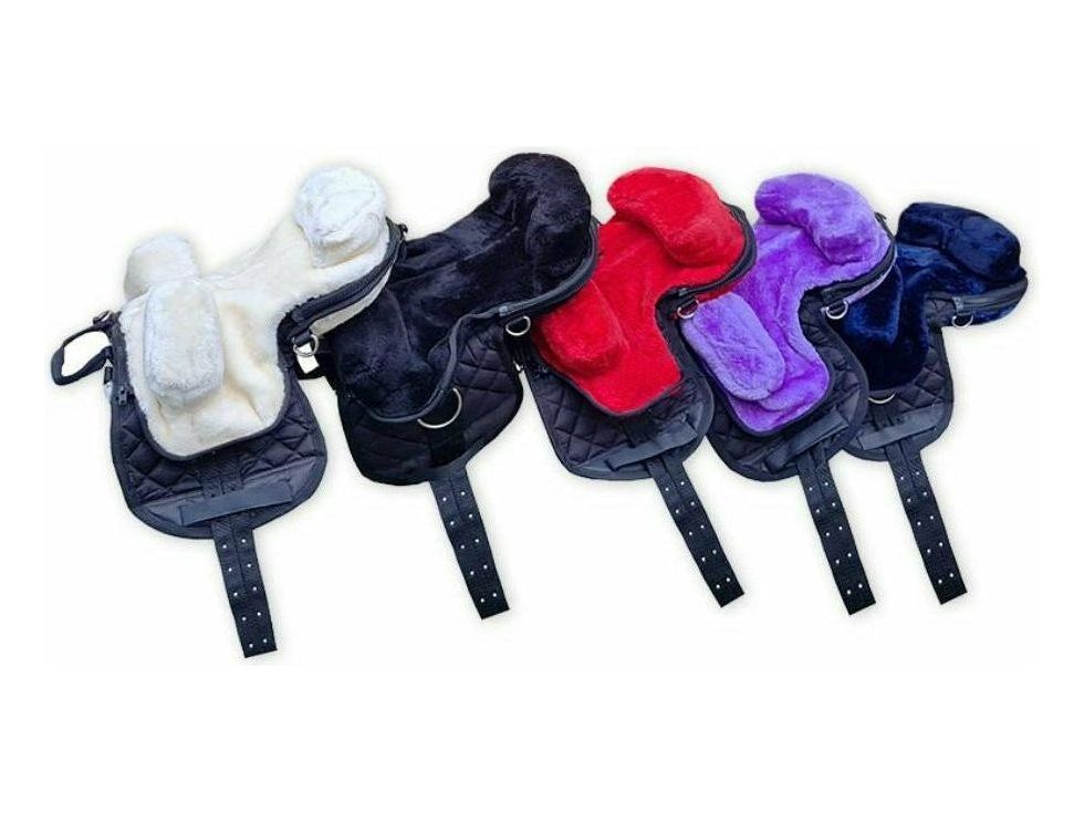 Erlebe ein völlig neues Reitgefühl mit dem Kunstfellsattel speziell für Holzpferde und Minipferde Der Kunstfellsattel ist ein robuster Sattel, der den Reitkomfort eines Echtfellsattels mit den pflegeleichten Eigenschaften von Kunstfell vereint und auch eine preisgünstige Alternative zu unserem Fellsattel ist.