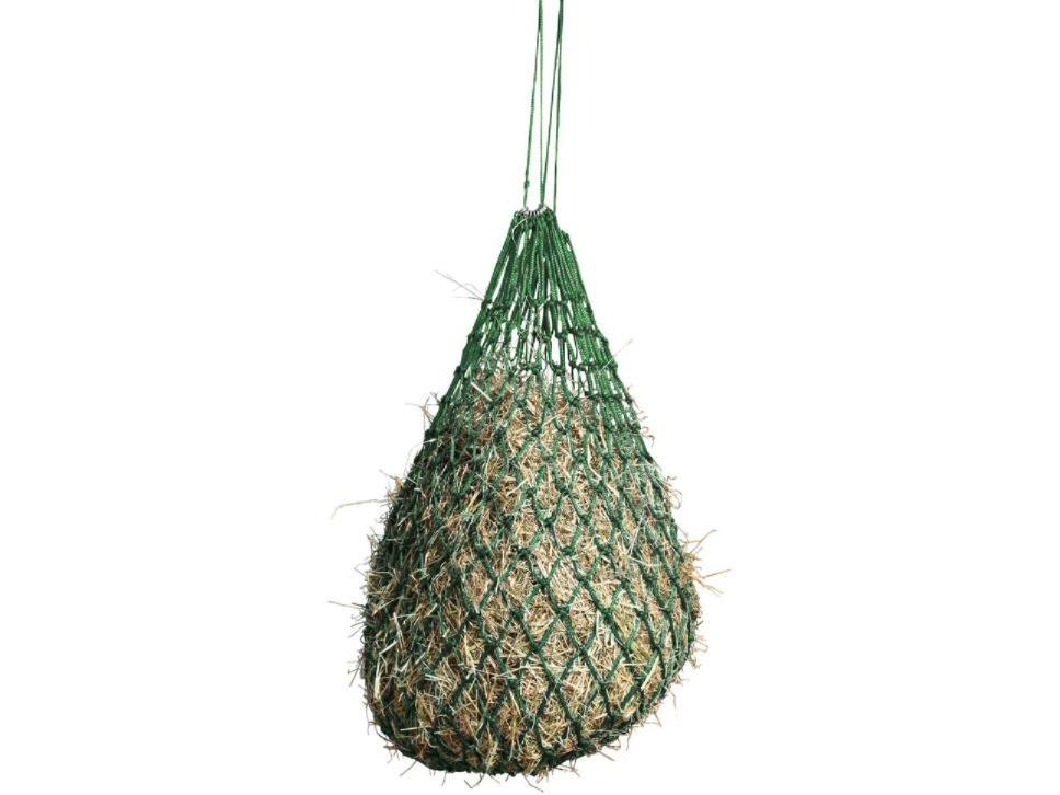 Heunetz mit engen Maschen zur Befestigung an Boxenwänden, Offenställen, Panels, usw. Ein engmaschiges Heunetz bietet verschiedene Vorteile: Verlängerung der Fresszeiten, Vermeidung von Futterneid usw. • Maschenweite: 5 x 5 cm • mit Aufhängeringen • Farbe: grün