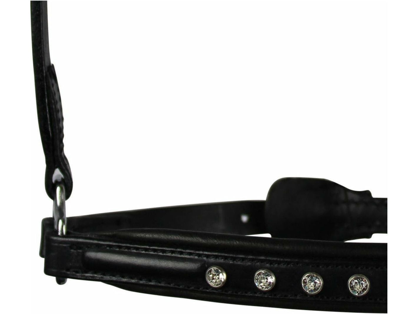 Ob Du Dir eine komplett neue Trense zusammenstellst oder eine Veränderung am Design Deiner vorhandenen Exklusiv Trense wünscht – hier ist es möglich! Die Trensenlinie Royal Exklusiv, aus dem Hause Hilbar Reitsport, ist aus tiefster Zuneigung zum Pferd entstanden. Dabei überzeugt diese Trensenkollektion durch ihre klassisch, elegante Optik und der innovativen, ergonomischen Form. Die breiten, weich unterfütterten Genickstücke, sorgen für einen höchsten Tragekomfort und Wohlfühleffekt bei Deinem Pony.