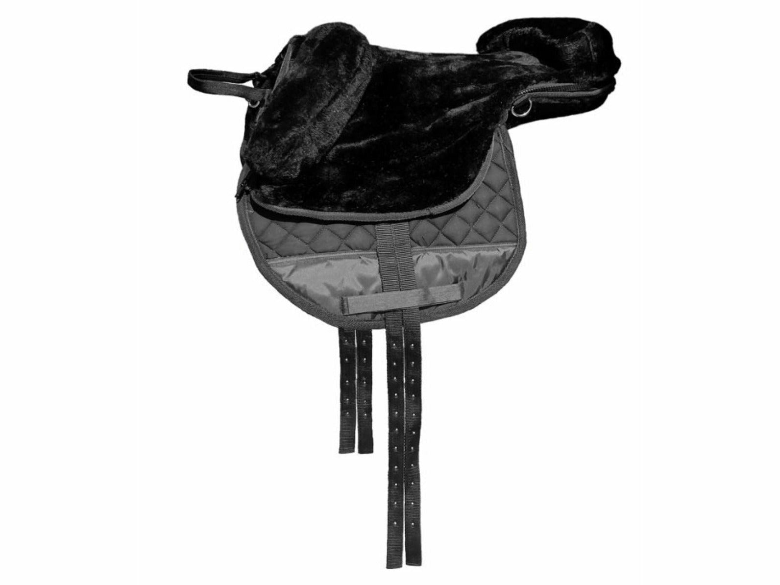 Der Sattel bietet dem Pferd optimale Bewegungsfreiheit. Die Bewegungen des Pferdes werden direkt auf den Reiter übertragen. Das Reiten mit Fellsattel schult Sitz und Balancegefühl des Reiters. Ober- und Untermaterial bestehen aus pflegeleichtem Kunstfell. Die dazwischenliegende, an der Unterseite fest vernähte Satteldecke ist robust und strapazierfähig. Das obere Kunstfell kann mittels Reißverschlusses leicht abgenommen werden, sodass die darunterliegende Satteldecke auch zum Reiten genutzt werden kann.