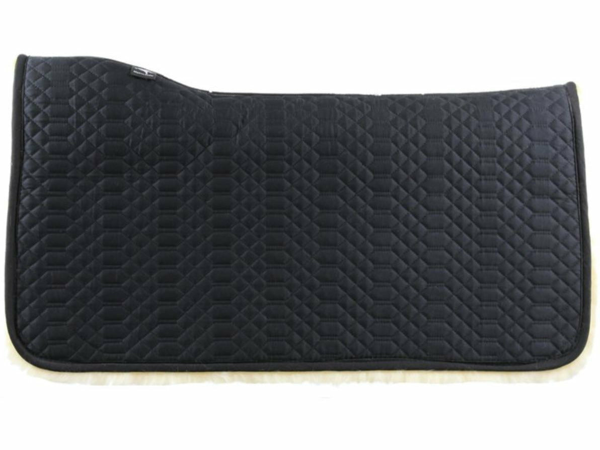 Das hochwertige Westernpad aus Baumwolle und 100% australischem Merino Lammfell schont Pferd und Reiter. Das weiche Square Pad mit komplett Fell ist in Universalgröße zu kaufen