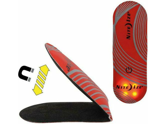 Sorge jetzt mit dem magnetischen, hochwertigen LED Magnetclip vom Qualitätshersteller Nite Ize für Sicherheit bei Dunkelheit und Schlechtwetter – ganz einfach und sicher am Reiter oder Pferd per magnetischen Clip flexibel zu befestigen Das Nite Ize SlapLit besteht aus strapazierfähigem Nylon, ist mit einem reflektierenden Spinnweb-Muster versehen und wird von einer hellen, leicht zu aktivierenden LED betreiben, die das ganze Band erleuchtet.