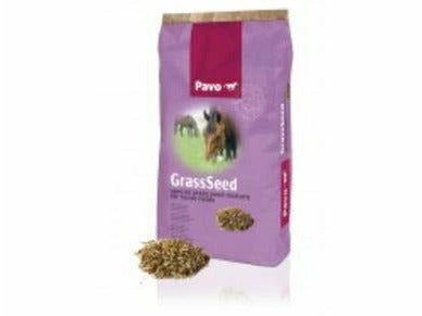 Die Grundversorgung des Pferdes besteht aus Gras. Das Weideland in Deutschland ist im Allgemeinen mit der Grasmischung BG11 eingesät, die auf den Rindviehbedarf ausgerichtet ist. Diese „übliche“ Grasmischung ist durch einen sehr hohen Anteil an Englischem Raygras eines modernen Typs gekennzeichnet, der sehr schnell wächst (Intensivweide) und einen hohen Eiweißgehalt hat (für eiweißreiche Milch).