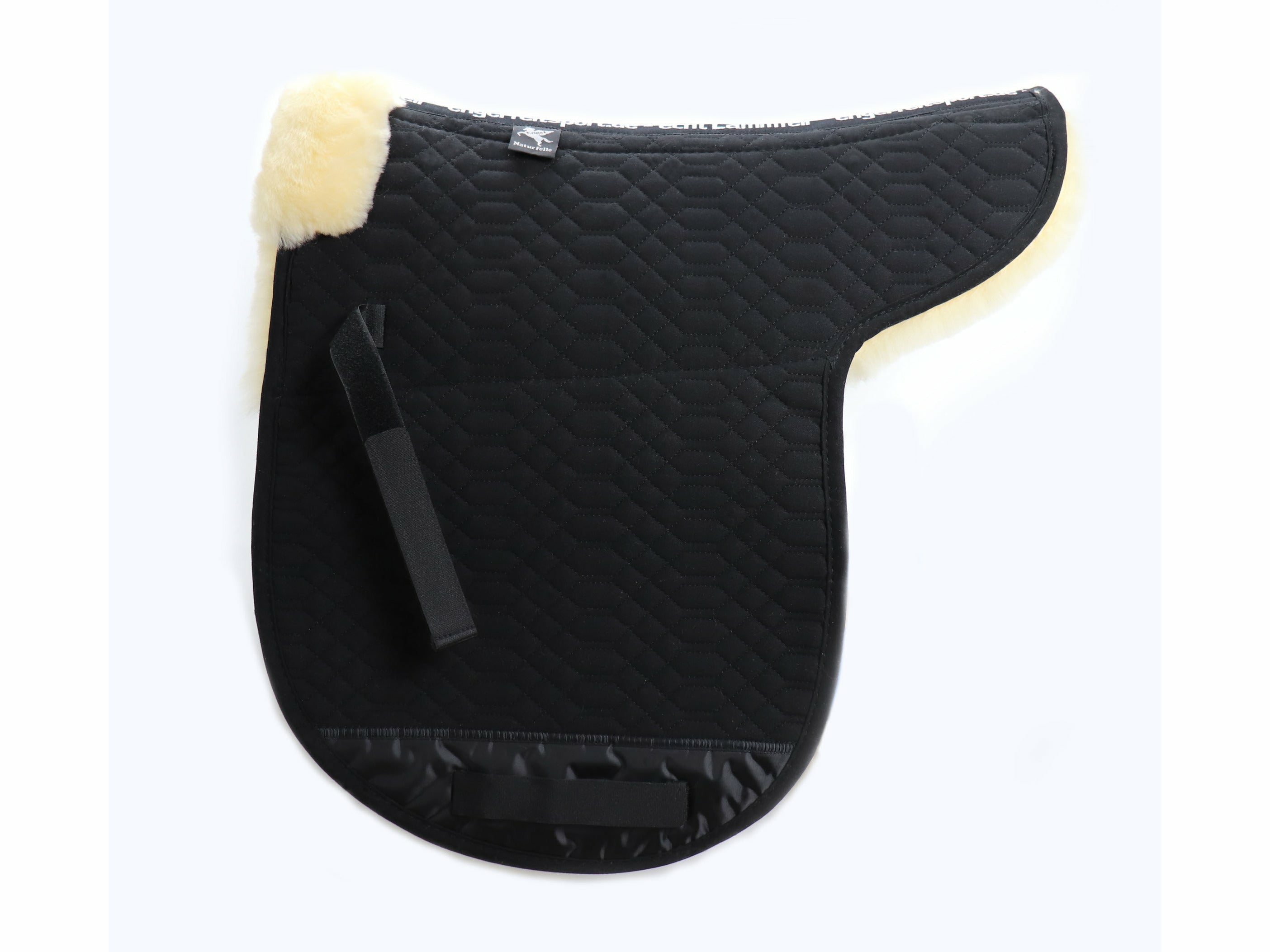 Die hochwertige Satteldecke aus Baumwolle und 100% australischem Merino Lammfell schont Isi und Reiter. Die komfortable Sattelunterlage mit Fell im Sattelsitzbereich und Fellkranz vorne ist speziell für Islandpferde entwickelte wurden.