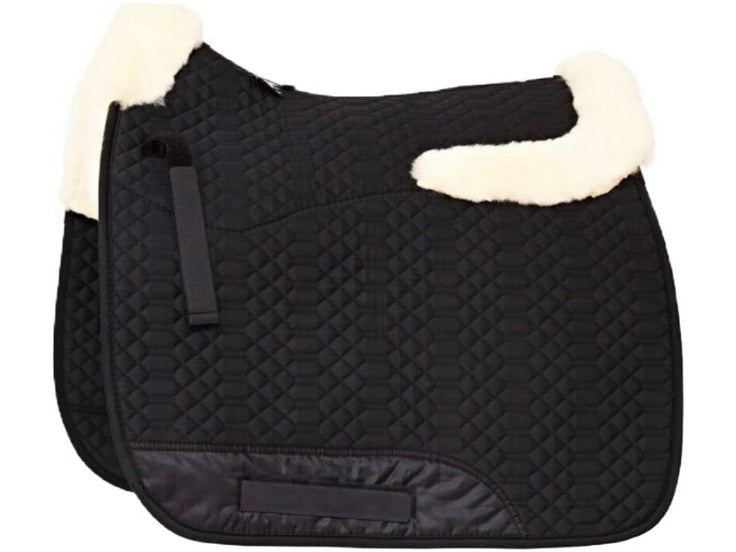 Die hochwertige Schabracke aus Baumwolle und 100% australischem Merino Lammfell schont Pferd und Reiter Die weiche Sattelunterlage mit Fell in der Sattellage und Fellkranz vorne sowie hinten ist für Dressur und Vielseitigkeit Reiten erhältlich. 100% echtes Merino Lammfell aus Australien Kombiniert mit strapazierfähigem Steppstoff (Baumwolle) Lammfell in Sattellage / im Sattelsitzbereich Florhöhe Lammfell: ca. 30mm Fellkranz vorne und hinten Breite ca. 6cm