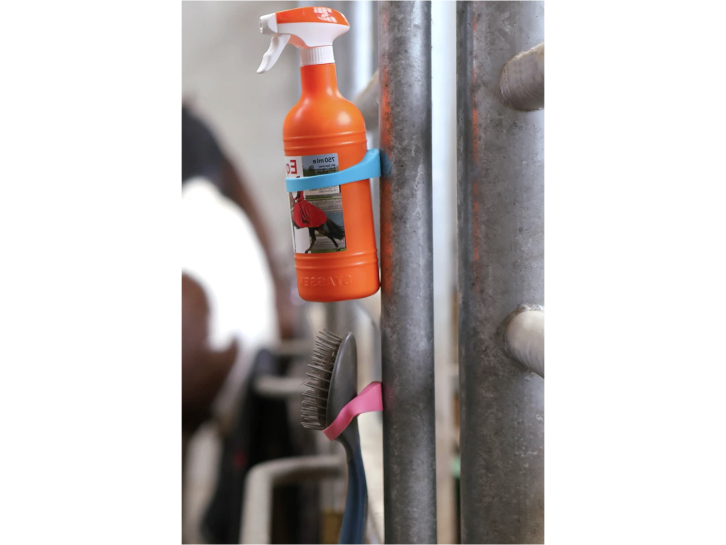 Support d'écurie magnétique® pour accessoires de toilettage