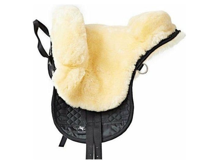 Der Fellsattel aus australischem Merino Lammfell bietet besonders intensives Reitvergnügen durch die Nähe zum Pferd, Isländer oder Islandpferd. Die Korrektur Aufpolster Sättel sind bequem, lassen viel Bewegungen zu und schulen den Sitz der Reiter.