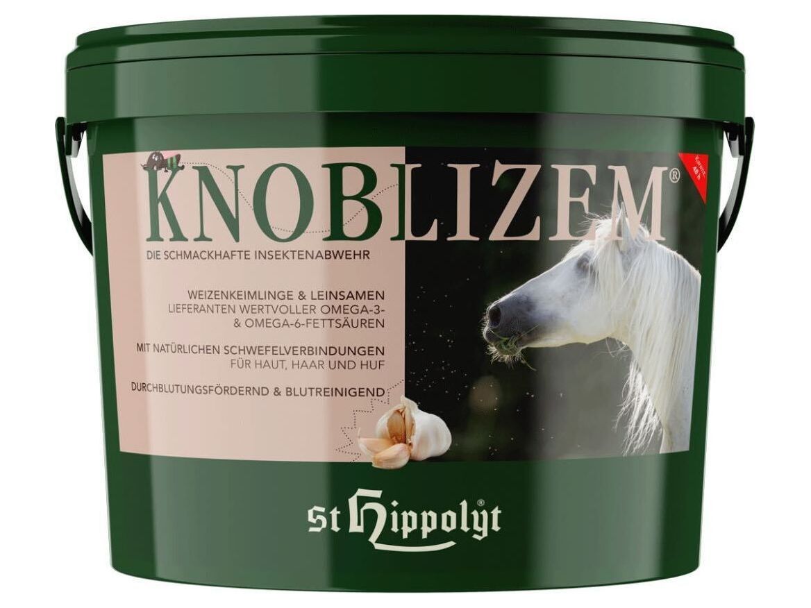 Knoblizem®, die beliebte Futterergänzung für insektengeplagte Weidepferde ist eine gelungene Kombination aus Knoblauch bester Qualität, Kräutern wie Rosmarin, Pfefferminze, Koriander sowie Vitaminen des B-Komplexes –<span> die schmackhafte Insektenabwehr</span>