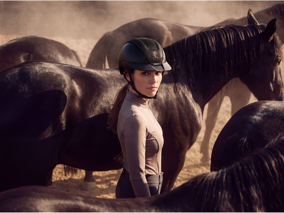 Reiterin mit Casco DUELL Glimmer Shade bei Pferden