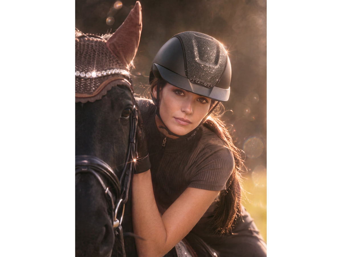 Reiterin trägt Casco DUELL Glimmer Shade am Pferd
